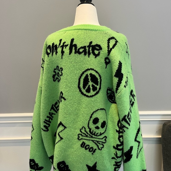 Adika sweater, size M-L, green with funky black printing - Picture 2 of 9